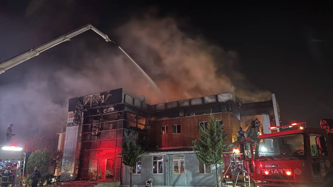 Sakarya’da kozmetik fabrikasında yangın 22